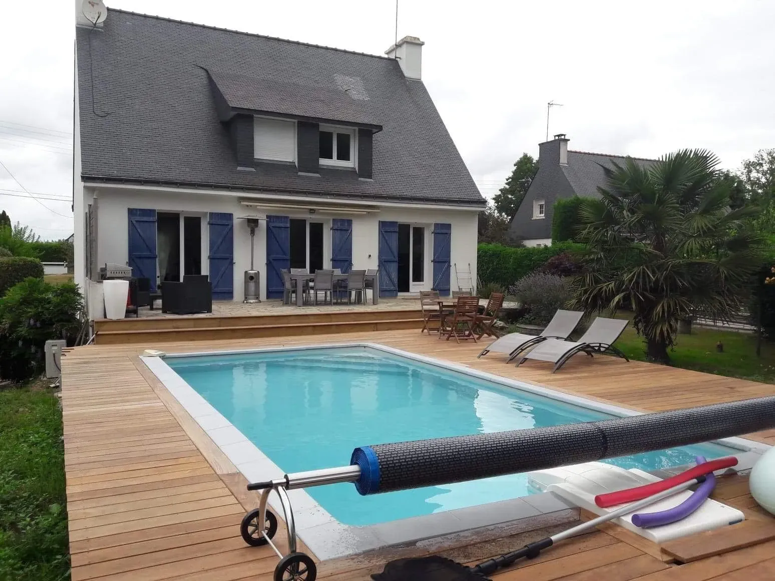 Terrasse et plage de piscine réalisées par Au Fil des 4 Saisons