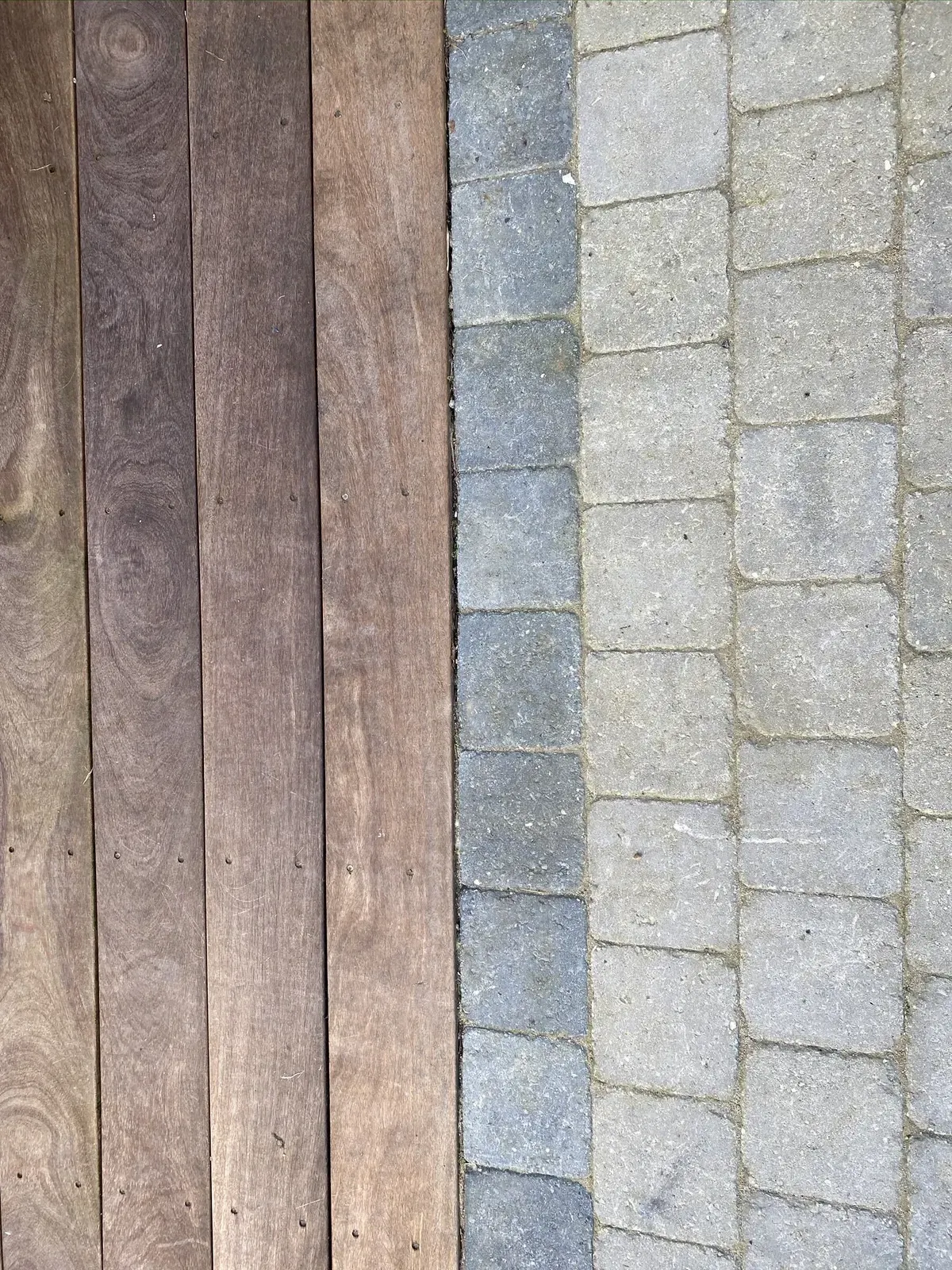 Allée en bois et pavés